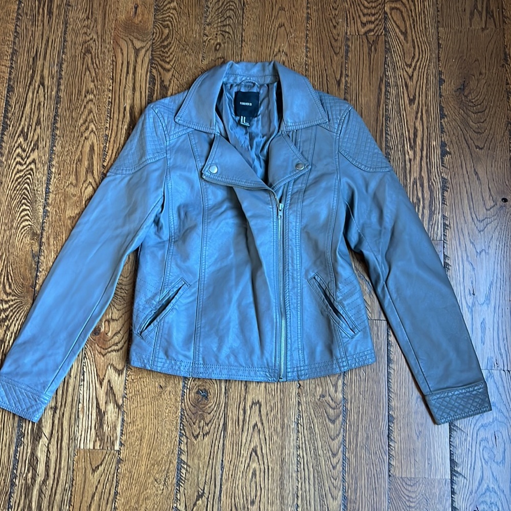 Forever, 21 gray faux leather jacket. Size Medium. Great condition!